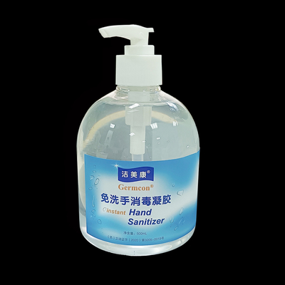 Οικογένεια που συσκευάζει το στιγμιαίο Sanitizer χεριών πήκτωμα με Aloe το αντιβακτηριακό οινόπνευμα απολύμανσης 75%